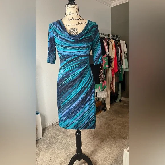 Vintage and Gorgeous- The Bluish colors in this dress are vibrant and Noticeable - Picture 2 of 13